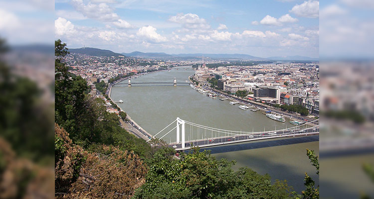 匈牙利布達佩斯到蓋勒特山(Gellért Hill)可直接俯視三橋