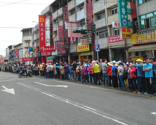 00004 08 taichung dajia mazu pilgrimage activity line up to drill sedan chair feet
